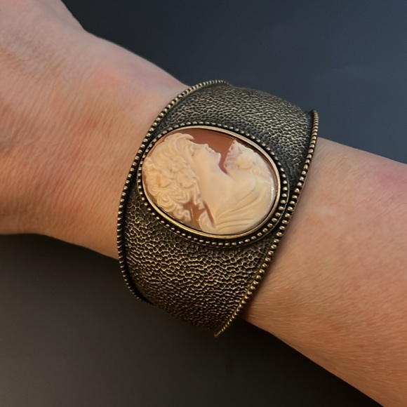 Amedeo cameo cuff bracelet - Picture 9 of 10